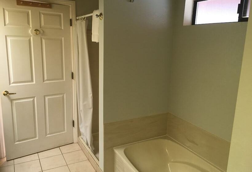 민박 Whispering Pines Lodge