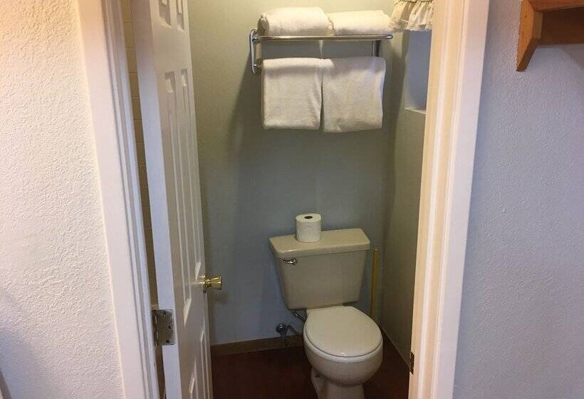 민박 Whispering Pines Lodge