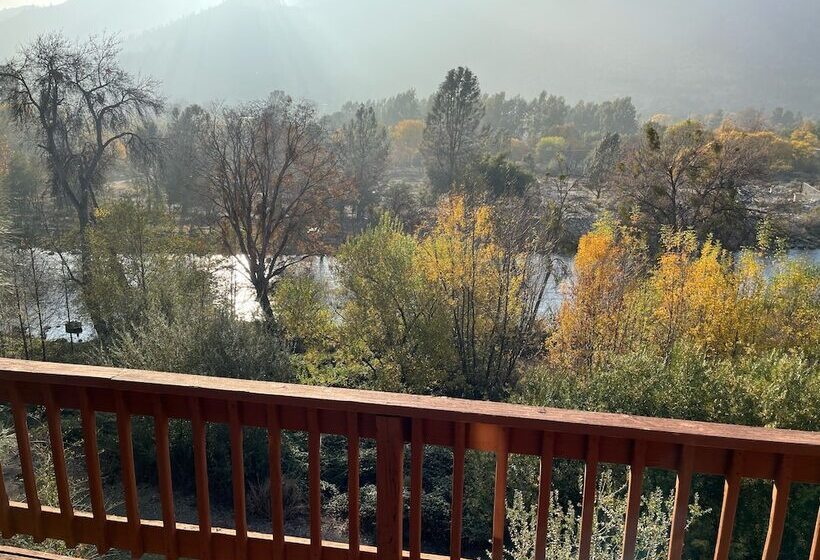 민박 Whispering Pines Lodge