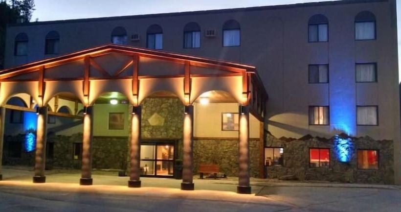 هتل Blackstone Lodge And Suites