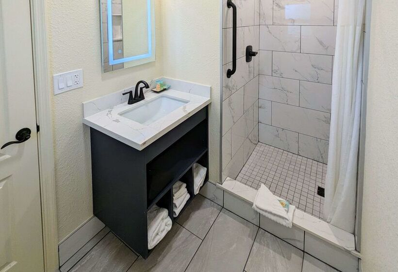 בית מלון כפרי Clarion  Collection Wilkie S Inn Pacific Grove  Monterey