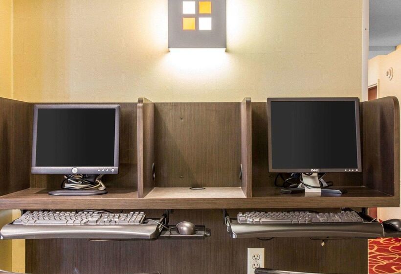 هتل Comfort Inn & Suites East Hartford  Hartford