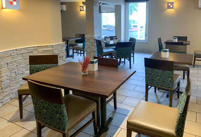 هتل Comfort Inn & Suites East Hartford  Hartford