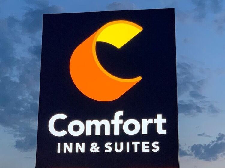 هتل Comfort Inn & Suites East Hartford  Hartford