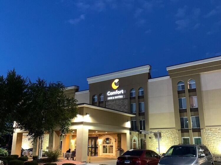 هتل Comfort Inn & Suites East Hartford  Hartford