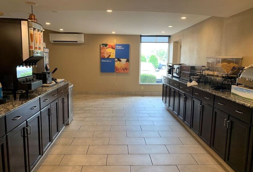 هتل Comfort Inn & Suites East Hartford  Hartford