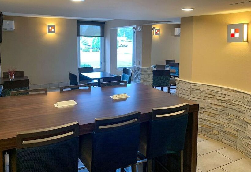 هتل Comfort Inn & Suites East Hartford  Hartford