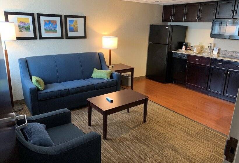 هتل Comfort Inn & Suites East Hartford  Hartford
