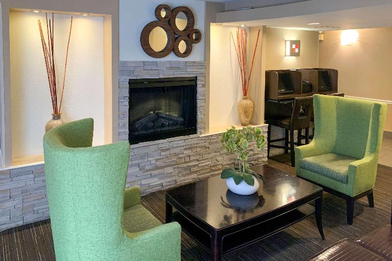 هتل Comfort Inn & Suites East Hartford  Hartford
