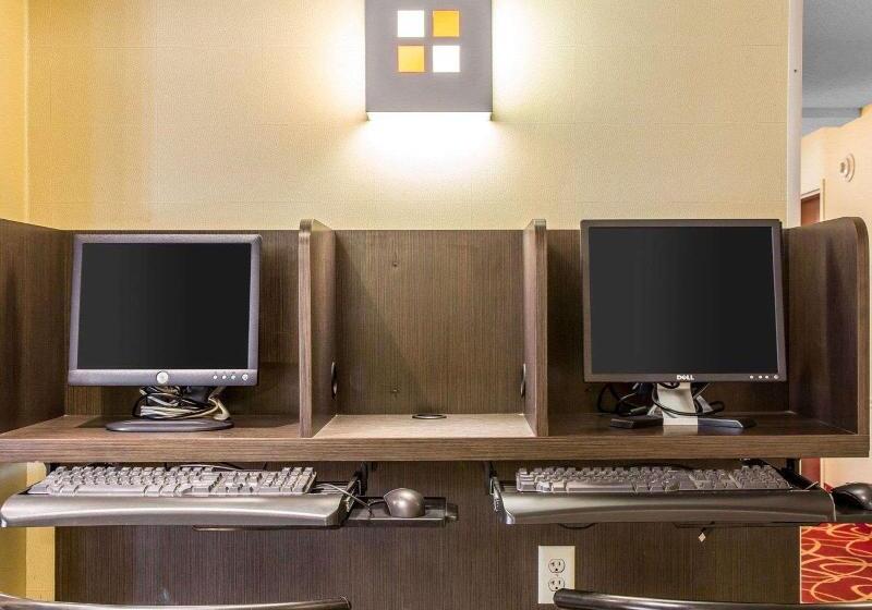 هتل Comfort Inn & Suites East Hartford  Hartford