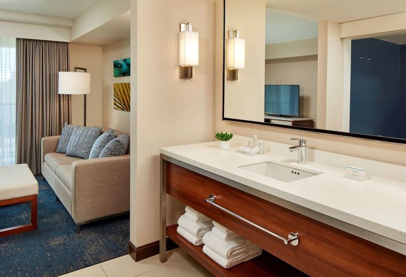 Отель Hilton Garden Inn Waikiki Beach