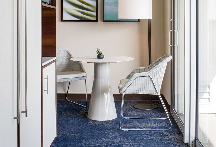 Отель Hilton Garden Inn Waikiki Beach