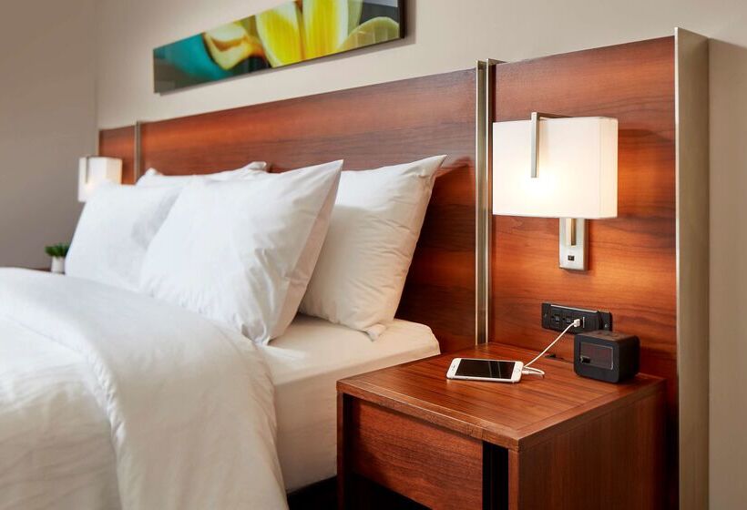 Отель Hilton Garden Inn Waikiki Beach