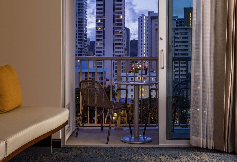 Отель Hilton Garden Inn Waikiki Beach