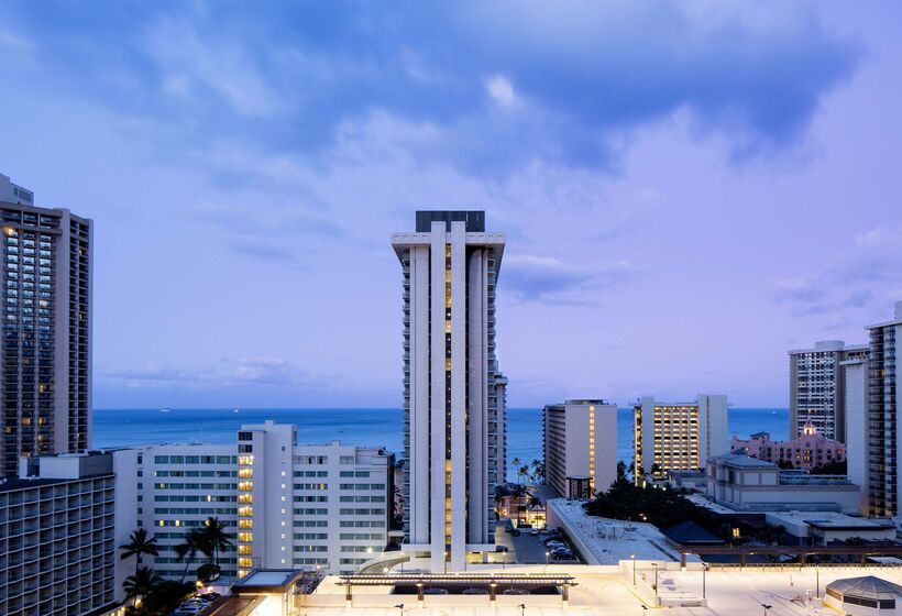 Отель Hilton Garden Inn Waikiki Beach