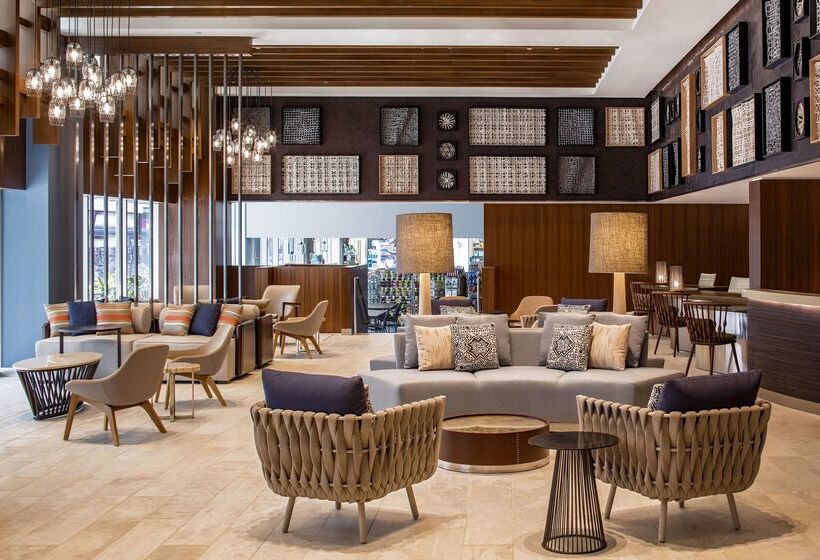 Отель Hilton Garden Inn Waikiki Beach