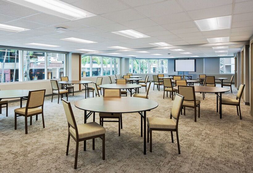 Отель Hilton Garden Inn Waikiki Beach