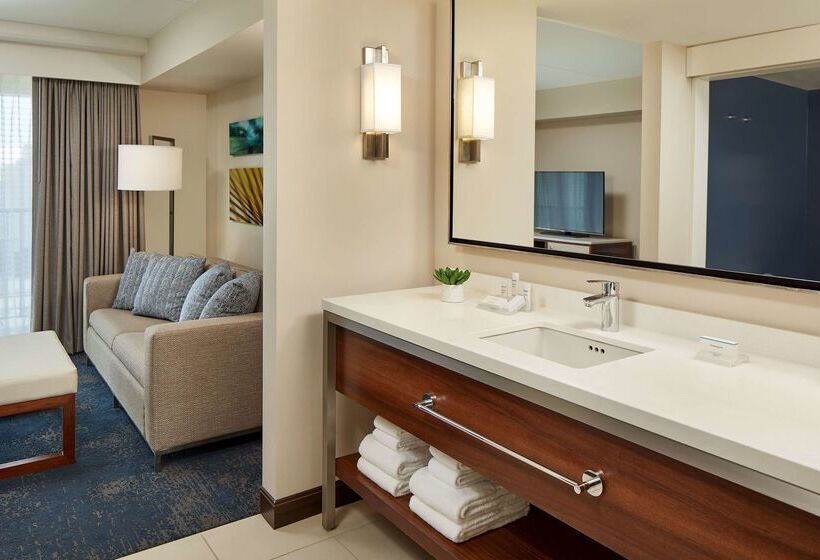 Отель Hilton Garden Inn Waikiki Beach