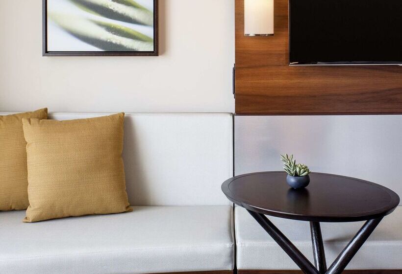 Отель Hilton Garden Inn Waikiki Beach