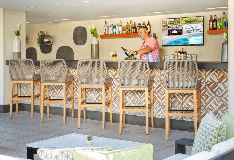 Отель Hilton Garden Inn Waikiki Beach