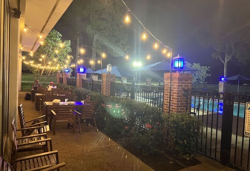 Historic Whispering Woods Hotel & Conference Center