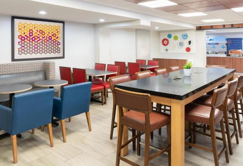 Отель Holiday Inn Express Rochester   Greece, An Ihg