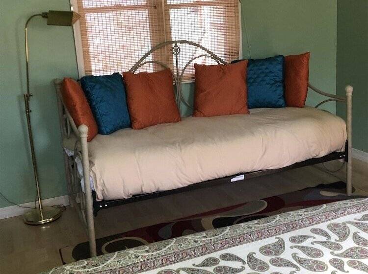 هتل Red Elephant Inn Bed And Breakfast