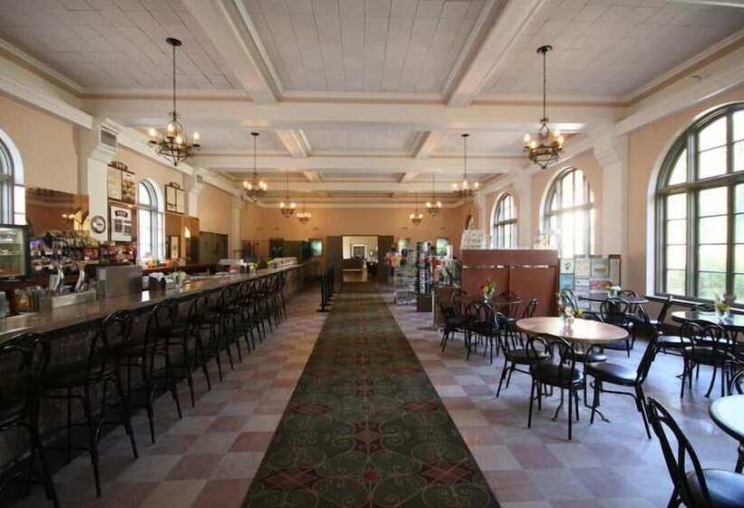 Отель The Lodge At Wakulla Springs