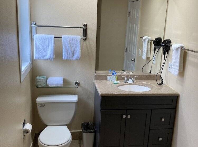 فندق Tri Valley Inn & Suites