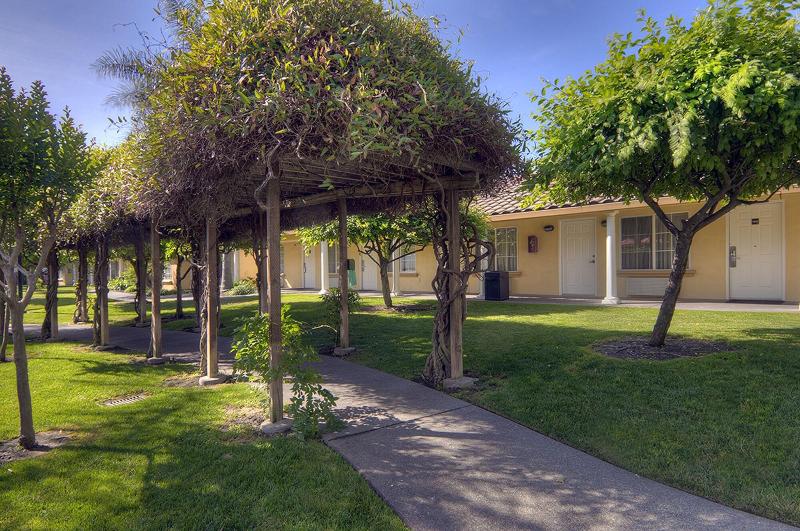 בית מלון כפרי University Park Inn & Suites