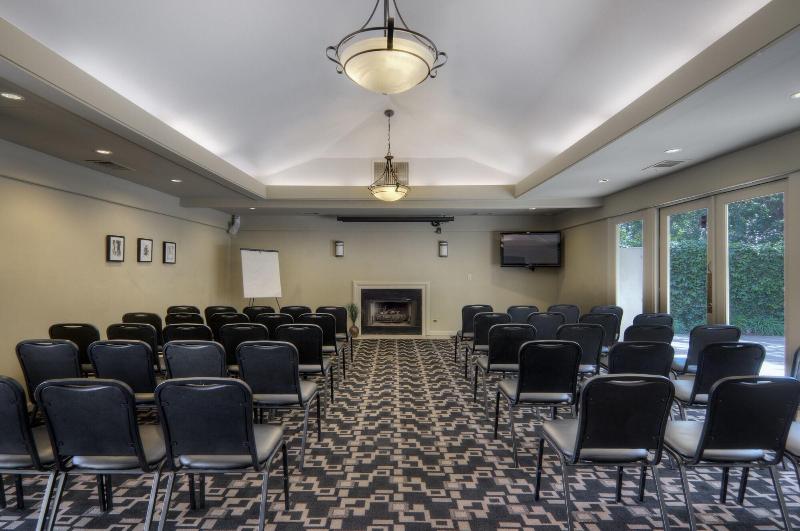 בית מלון כפרי University Park Inn & Suites