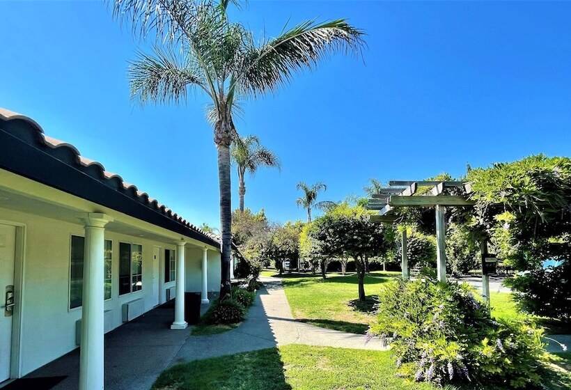 בית מלון כפרי University Park Inn & Suites