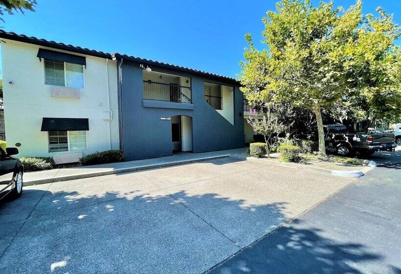 בית מלון כפרי University Park Inn & Suites