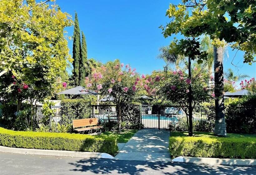 בית מלון כפרי University Park Inn & Suites