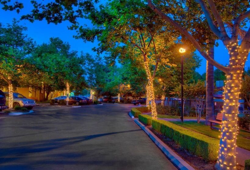 בית מלון כפרי University Park Inn & Suites