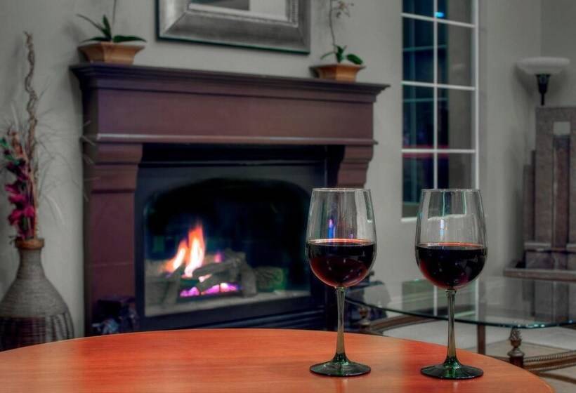 בית מלון כפרי University Park Inn & Suites