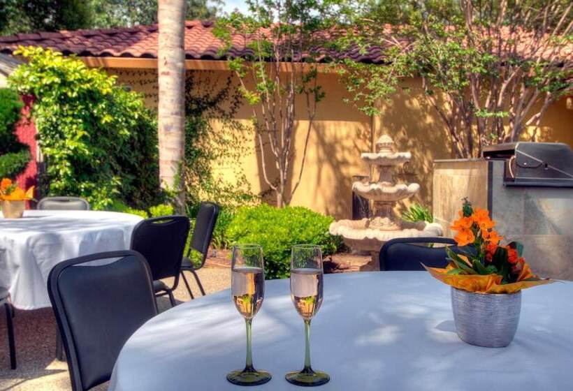 בית מלון כפרי University Park Inn & Suites