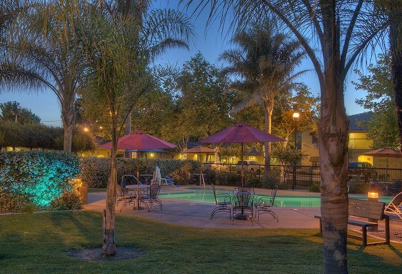 בית מלון כפרי University Park Inn & Suites