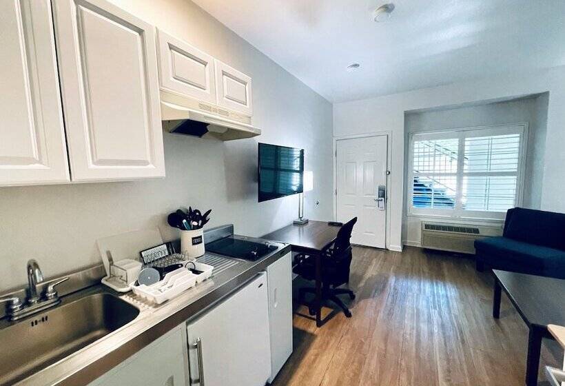 בית מלון כפרי University Park Inn & Suites