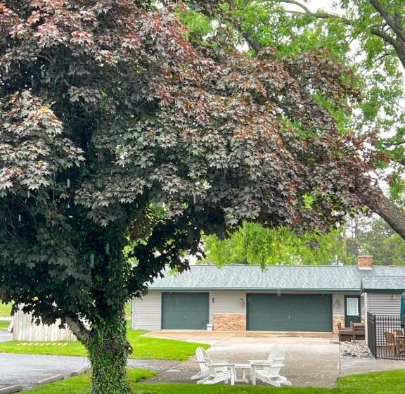 Отель Viking Arms Inn  Ludington