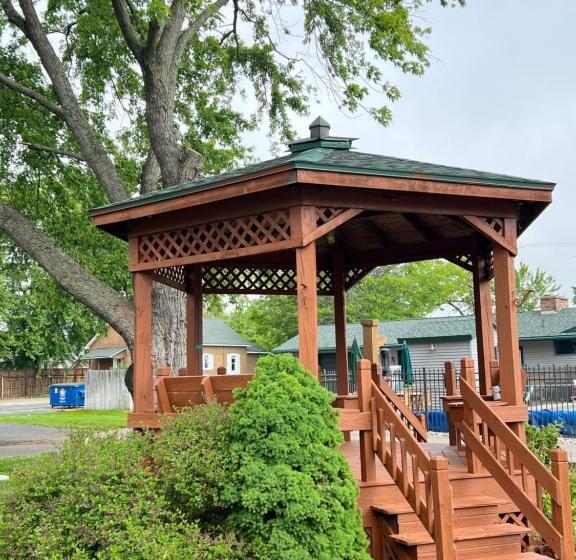 Отель Viking Arms Inn  Ludington