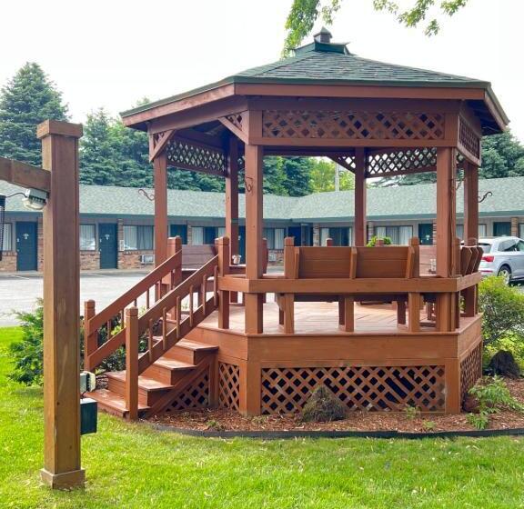 Отель Viking Arms Inn  Ludington