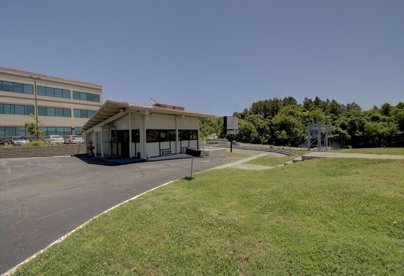 فندق Village Inn