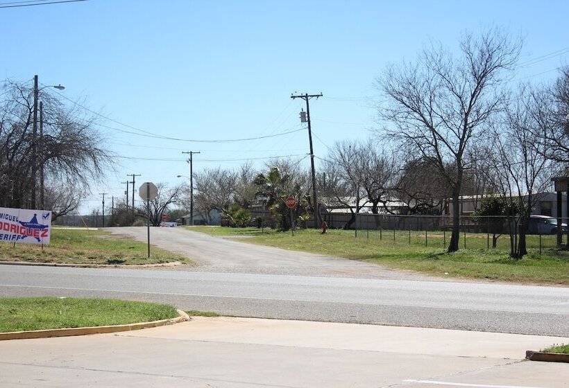 Отель Village Inn Cotulla