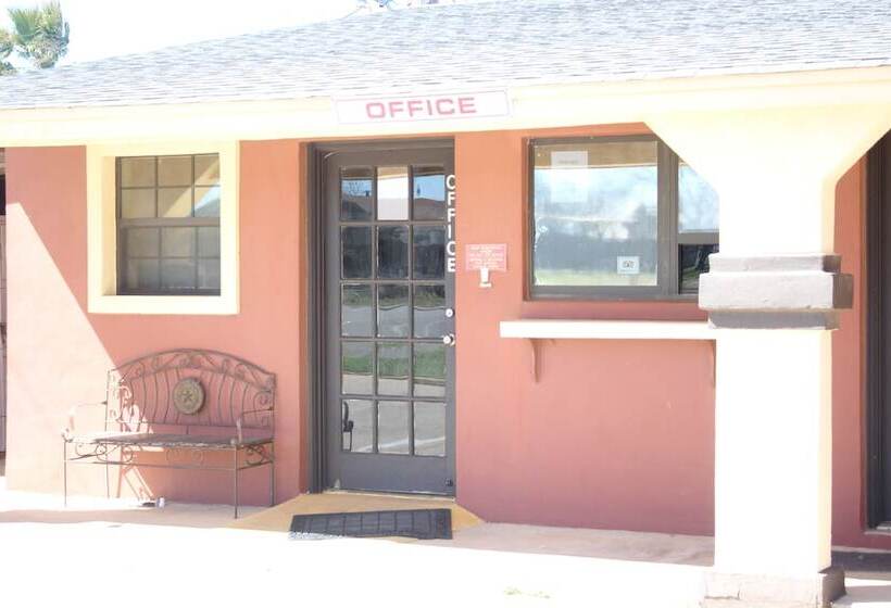Отель Village Inn Cotulla