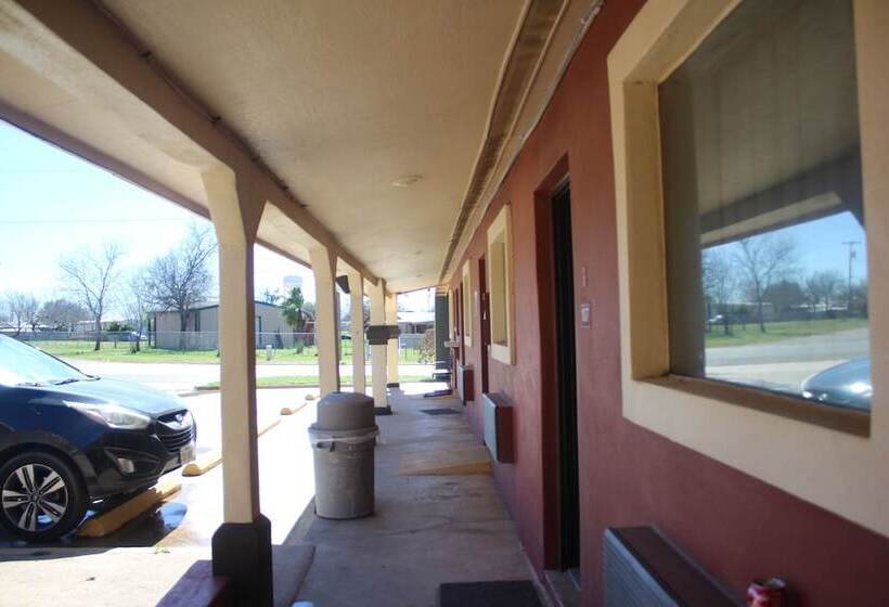 Отель Village Inn Cotulla