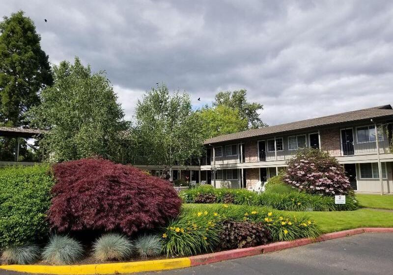 فندق Village Inn