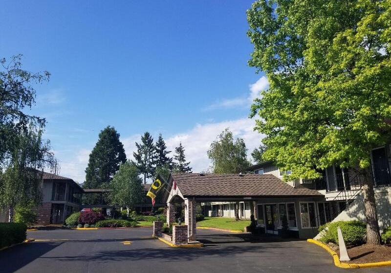 فندق Village Inn