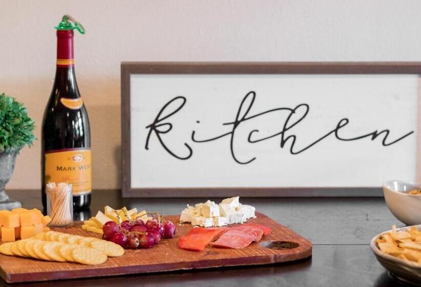 فندق Vineyard Court Designer Suites