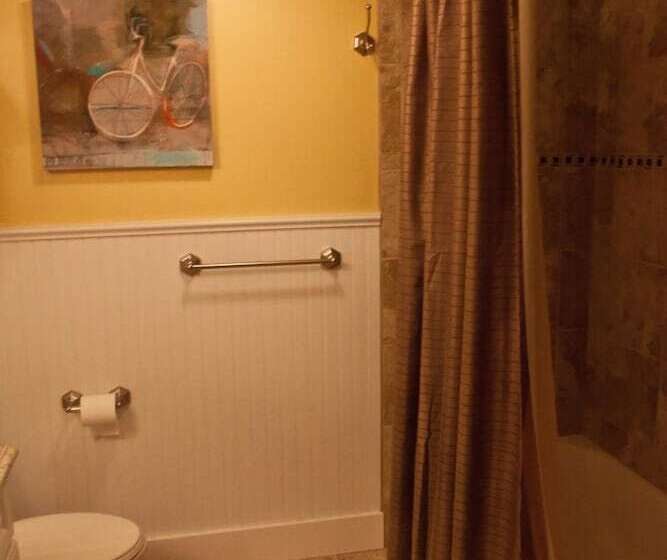 فندق Watson's Regency Suites